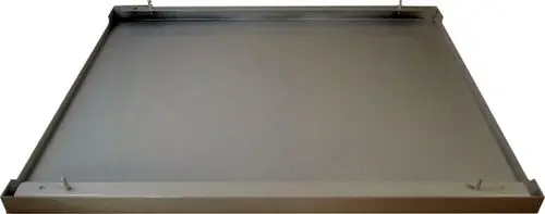 Weiße Frontverkleidung, flache Metalloberfläche mit geraden Kanten, angebracht an zwei Hängeschienen, geeignet für den Einsatz in Verbindung mit Wolf-Produkten.